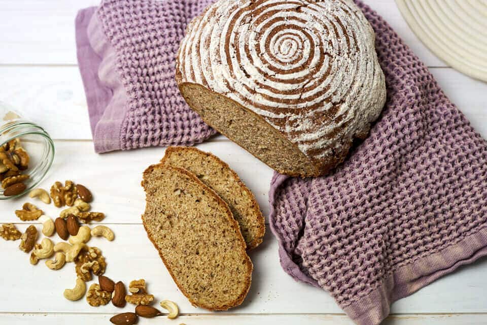 Quark-Nuss-Brot