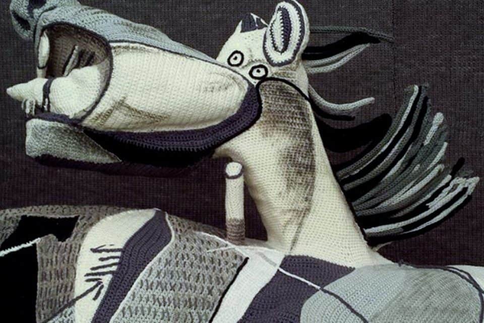 Mais de 20 artistas de tricô e croché recriam Guernica em 3D 1 Picasso Guernica em 3D