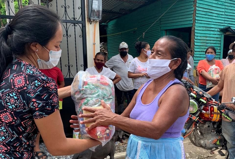 Entrega de bolsas de víveres en Magdalena