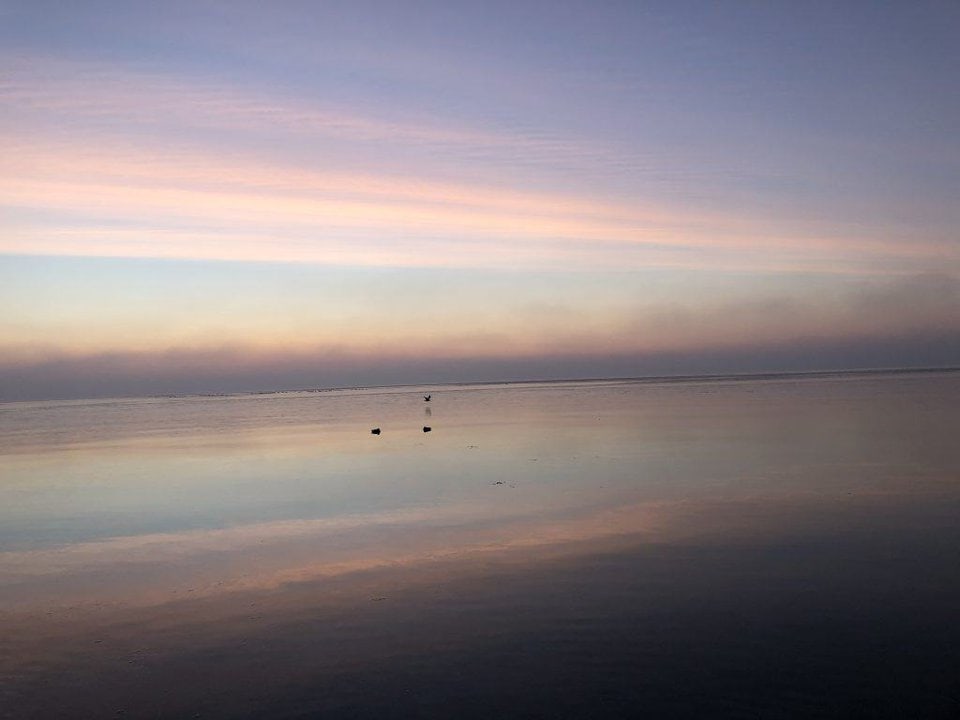 Morgenröte kurz vor dem Sonnenaufgang an der Ostsee