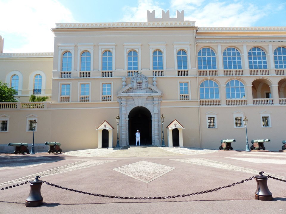 A visit with an air taxi to th prince's palace in Monaco