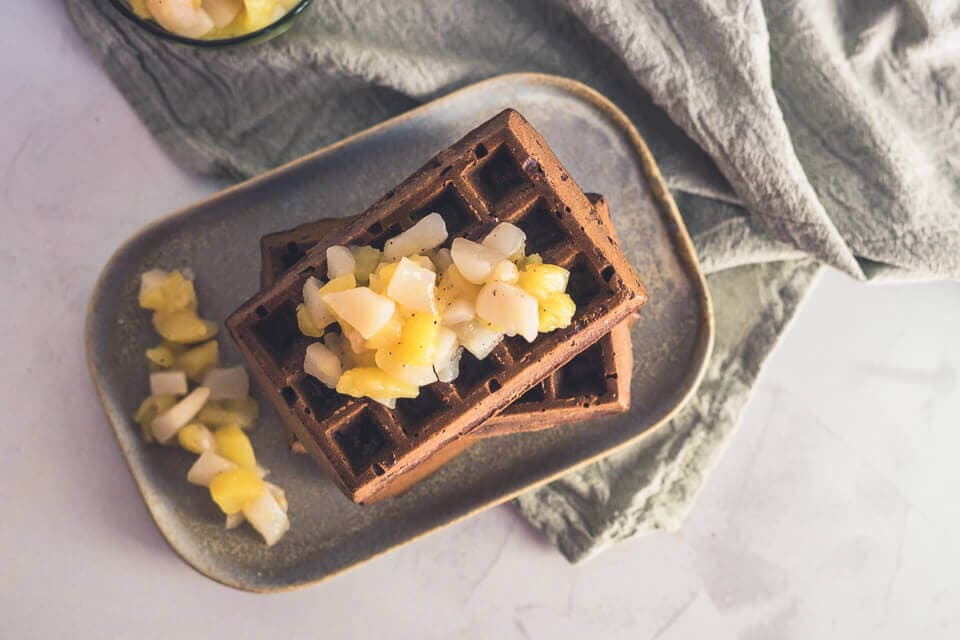 Schoko-Waffeln aus dem Backofen mit Apfel-Birnen-Kompott
