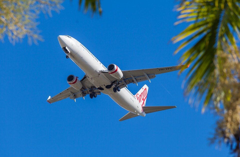 Flugzeug beim Starten Flugzeug, Palmen, Sonne