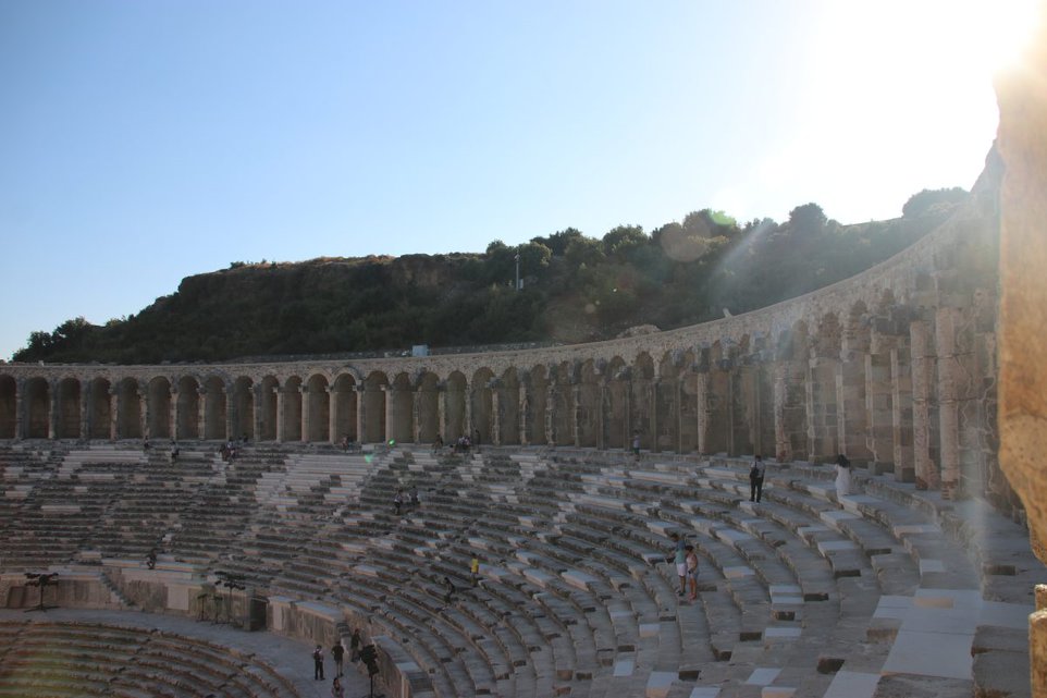 Der Apollo Tempel in Side und das Amphitheater von Aspendos Der Apollo Tempel in Side und das Amphitheater von Aspendos