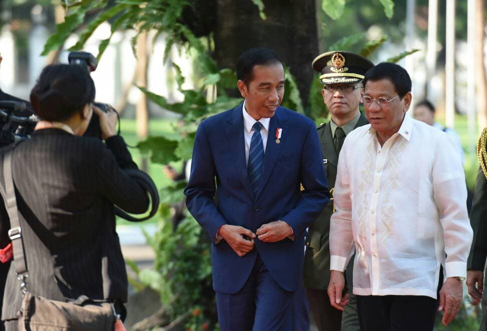 Presiden Jokowi berjalan beriringan bersama Presiden Duterte di Istana Malacanang, Filipina, Jumat (28/4). (Foto: Humas/Rahmat).