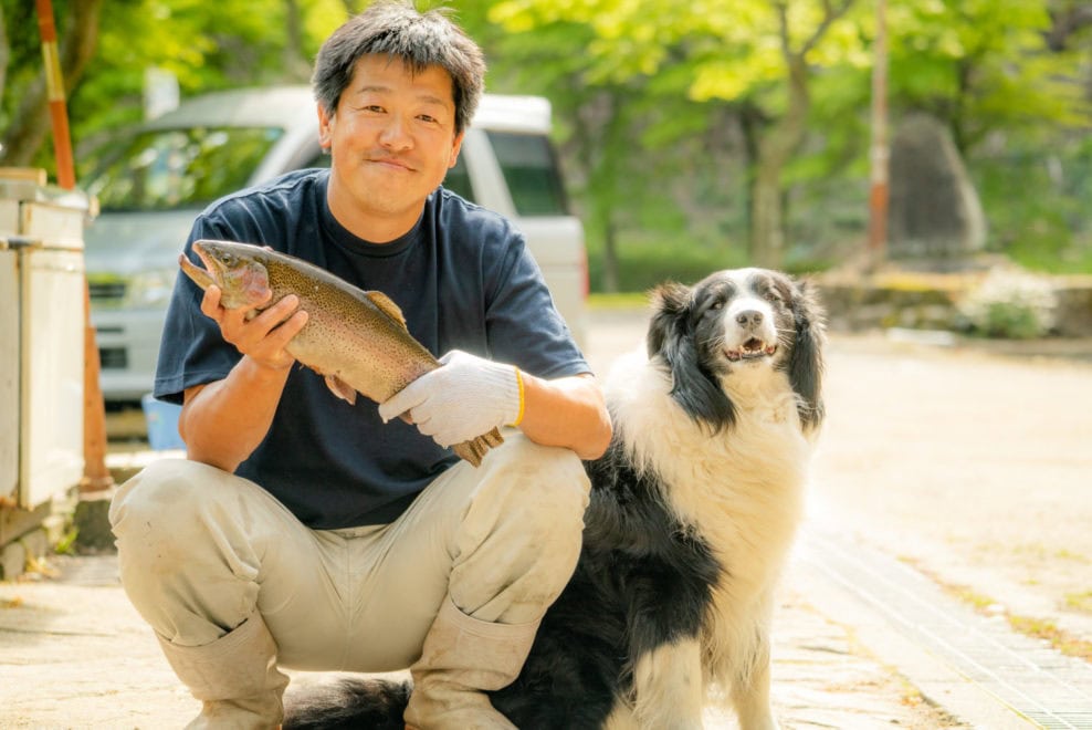 大暮養魚場の片桐オーナーとニジマス