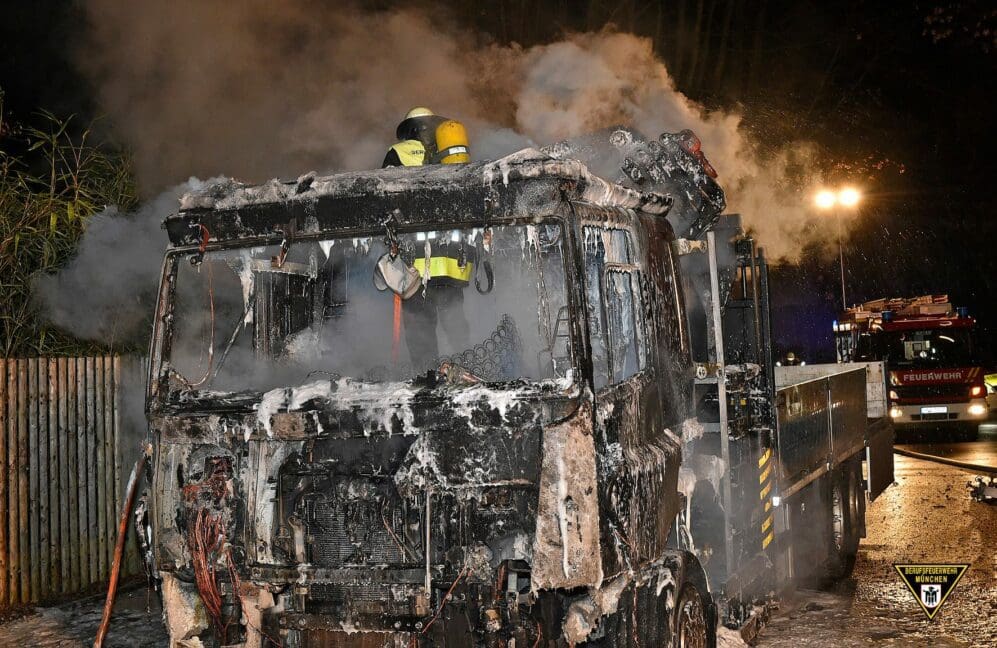 Lastwagen brennt aus