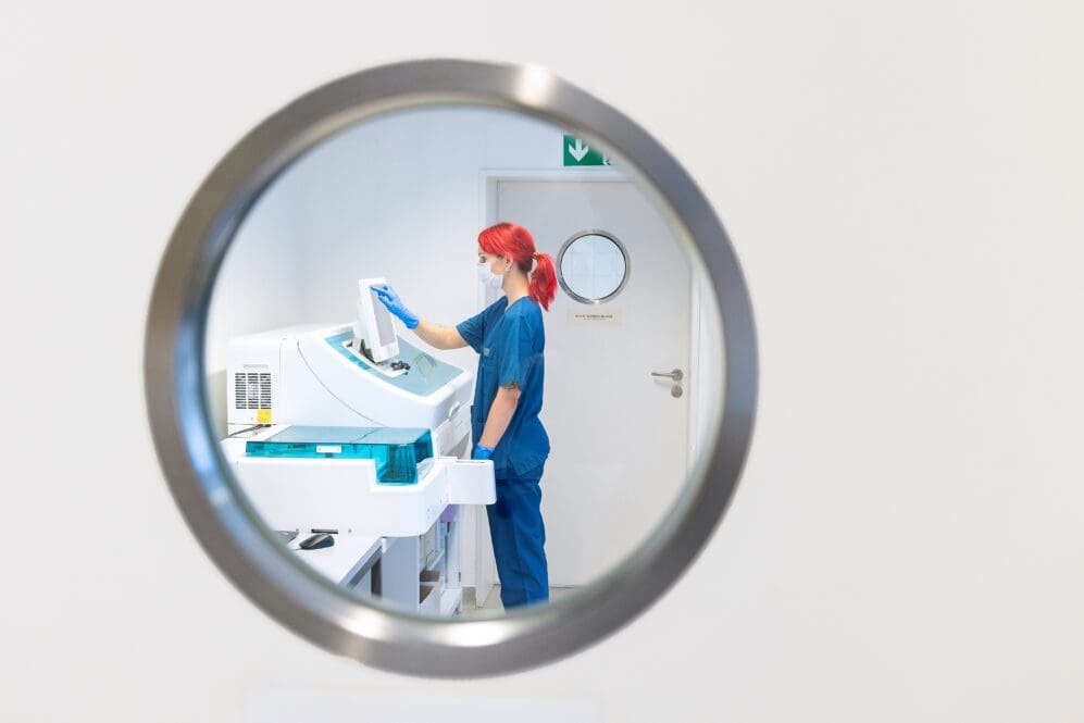 LMU Klinikum München, Abteilung für Infektions- und Tropenmedizin: Im Labor werden Blutproben analysiert Foto Copyright LMU München