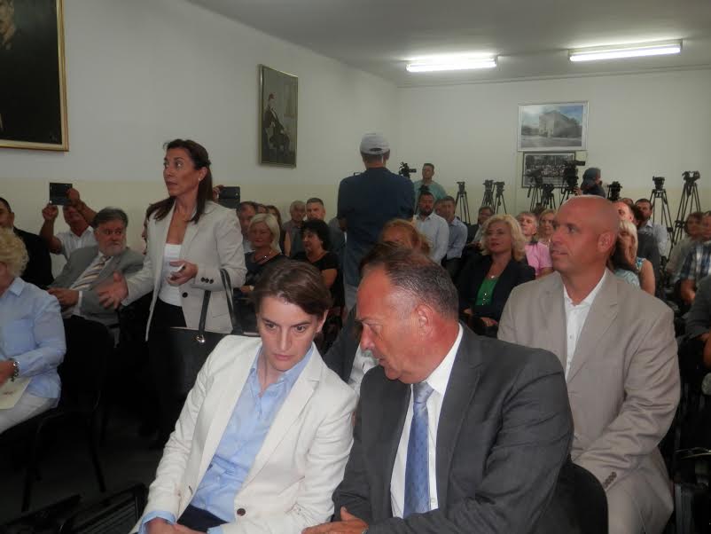 Ana Brnabić: Nema više muljanja, papirne dnevnike zameniće kompjuteri! Ana Brnabić: Nema više muljanja, papirne dnevnike zameniće kompjuteri!