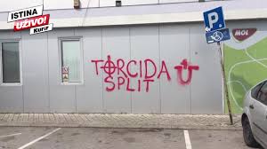 Akcija srpske policije: u automobilima hrvatskih navijaća pronađena ukradena roba i hladno oružje Akcija srpske policije: u automobilima hrvatskih navijaća pronađena ukradena roba i hladno oružje