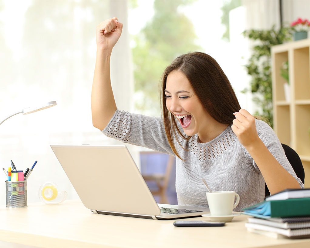 happy-woman-computer-1022x818