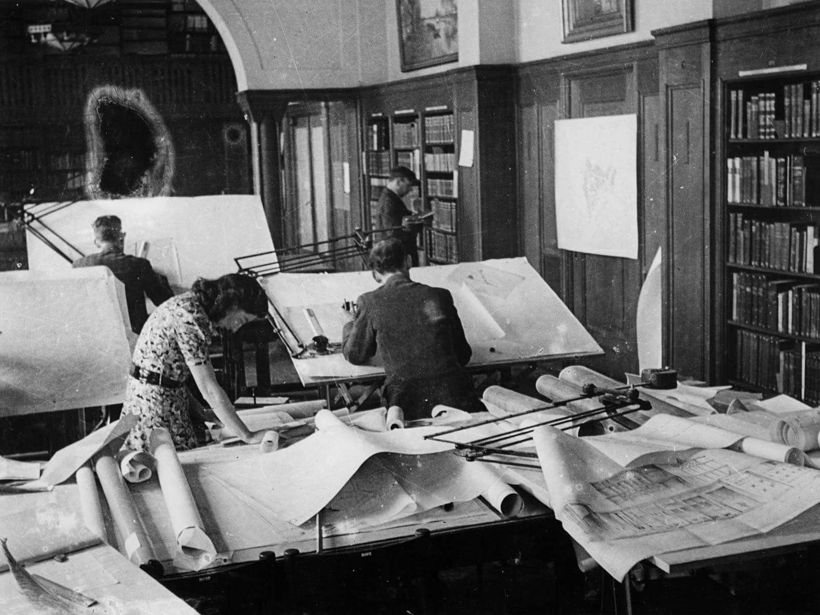 City architect W.G. Witteveen working on the new city plan of Rotterdam in 1940. City architect W.G. Witteveen working on the new city plan of Rotterdam in 1940.