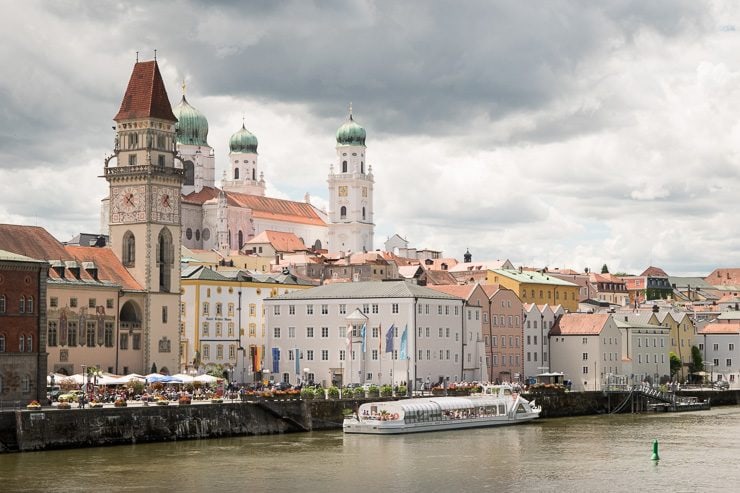 Wir entdecken Bayern — Stadt-Land-Fluss mit dem Regio-Ticket Donar-Isar 1 Rathausplatz und Dom in Passau - #WirEntdeckenBayern - ISARBLOG