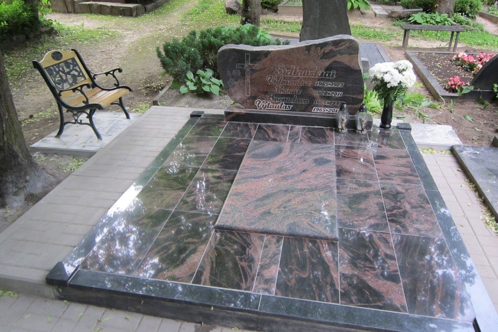 Гранитный памятник