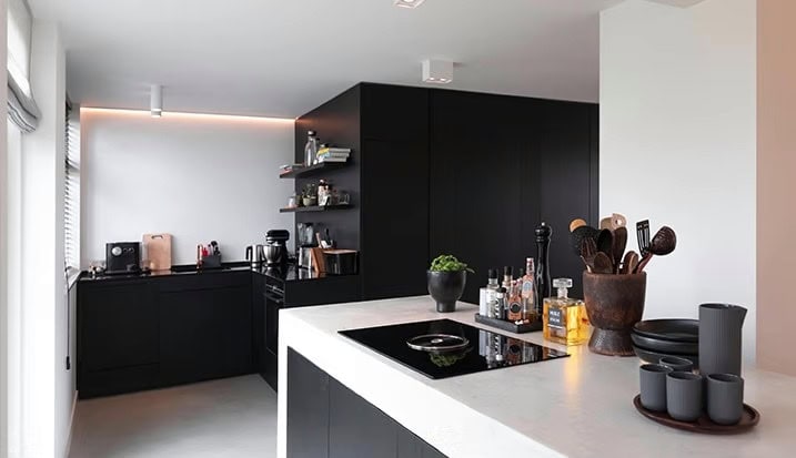 Interieurbouwer Bleiswijk Die Een Zwart Witte Keuken Hebben Gemaakt Met Een Kookeiland