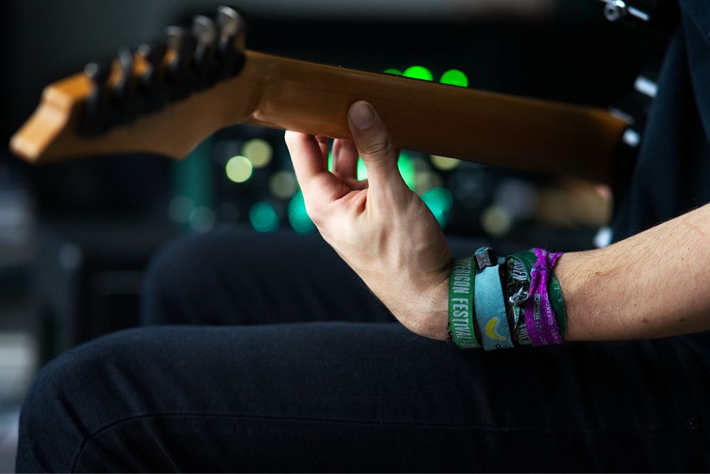 Gitarrist spielt Ibanez E-Gitarre für Anfänger