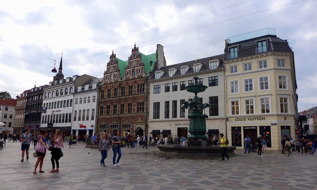 Passanten auf der Strøget am Storchenbrunnen des Amagertorvs