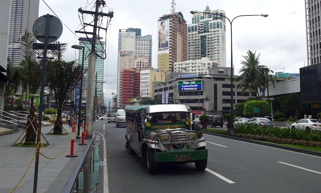 Jeepney in den Straßen von Makati in Manila