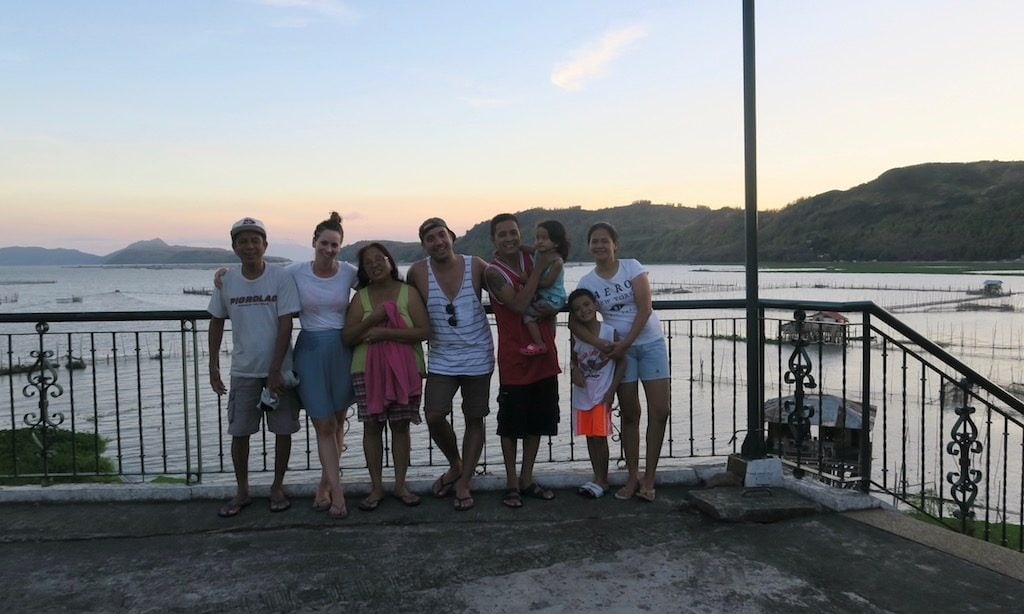 Familienfoto am Kuhala Bay Resort mit dem Laguna de Bay im Hintergrund