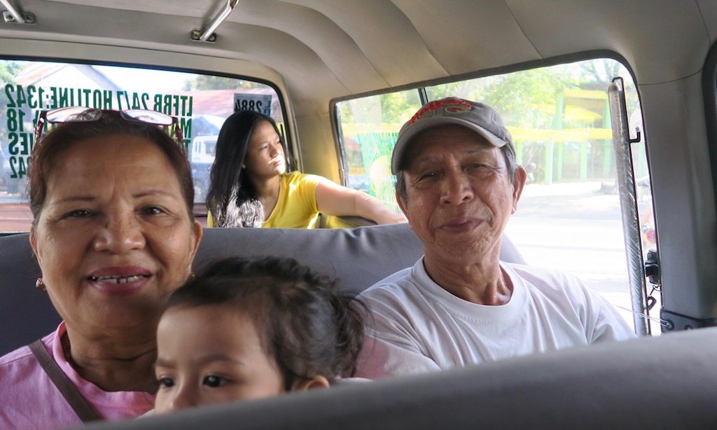 Philippinische Familie im Van