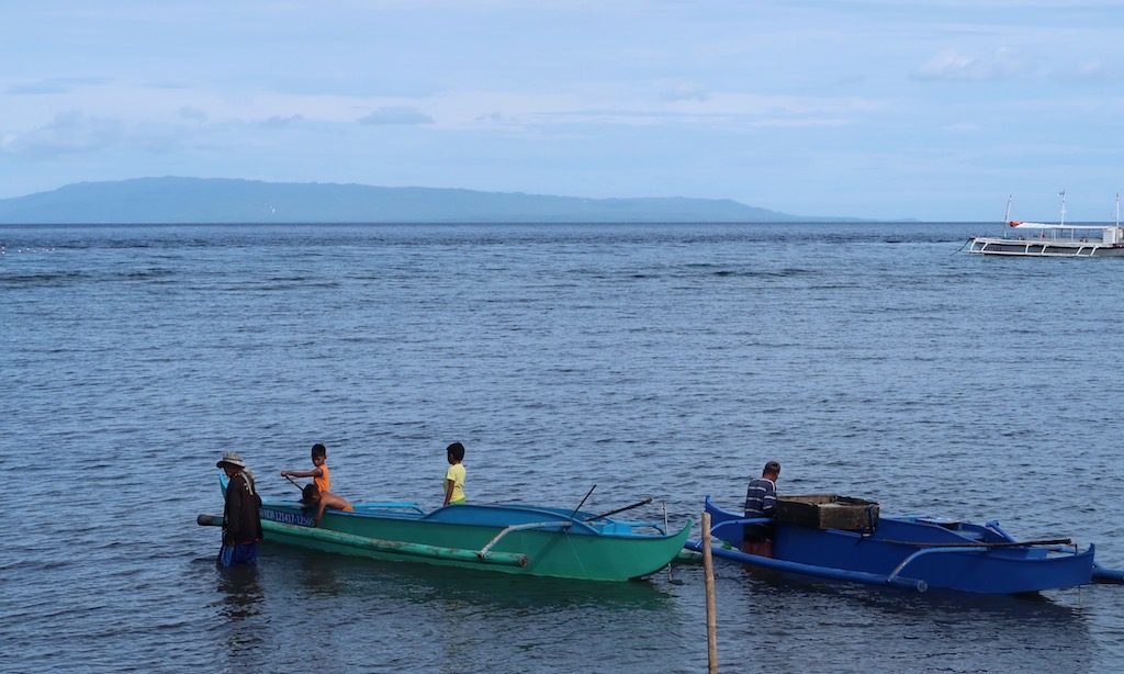 Fischerboote und Fischer in Dumaguete