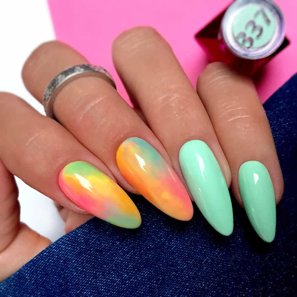 Trendy - Neonowe ombre - niekwestionowany zwycięzca letniego manicure 4 paznokcie ombre