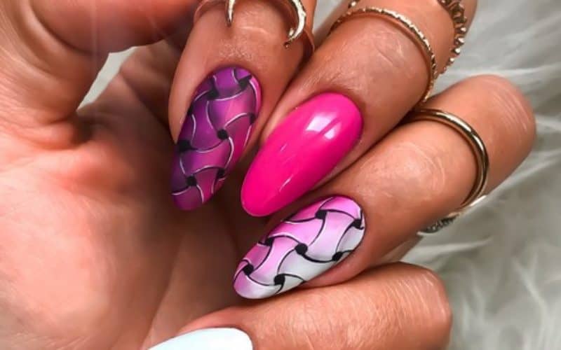 różowy_manicure_w_kratkę