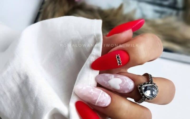 czerwony manicure hybrydowy