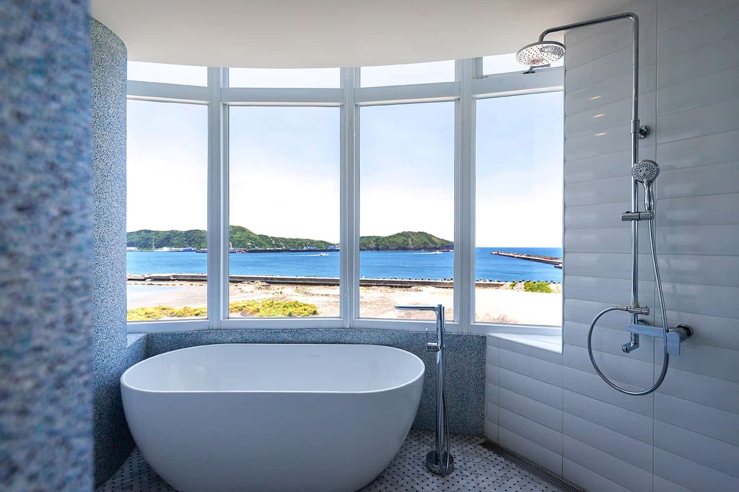 Brighthouse-Ocean-Mountain-View-Room-02.jpg