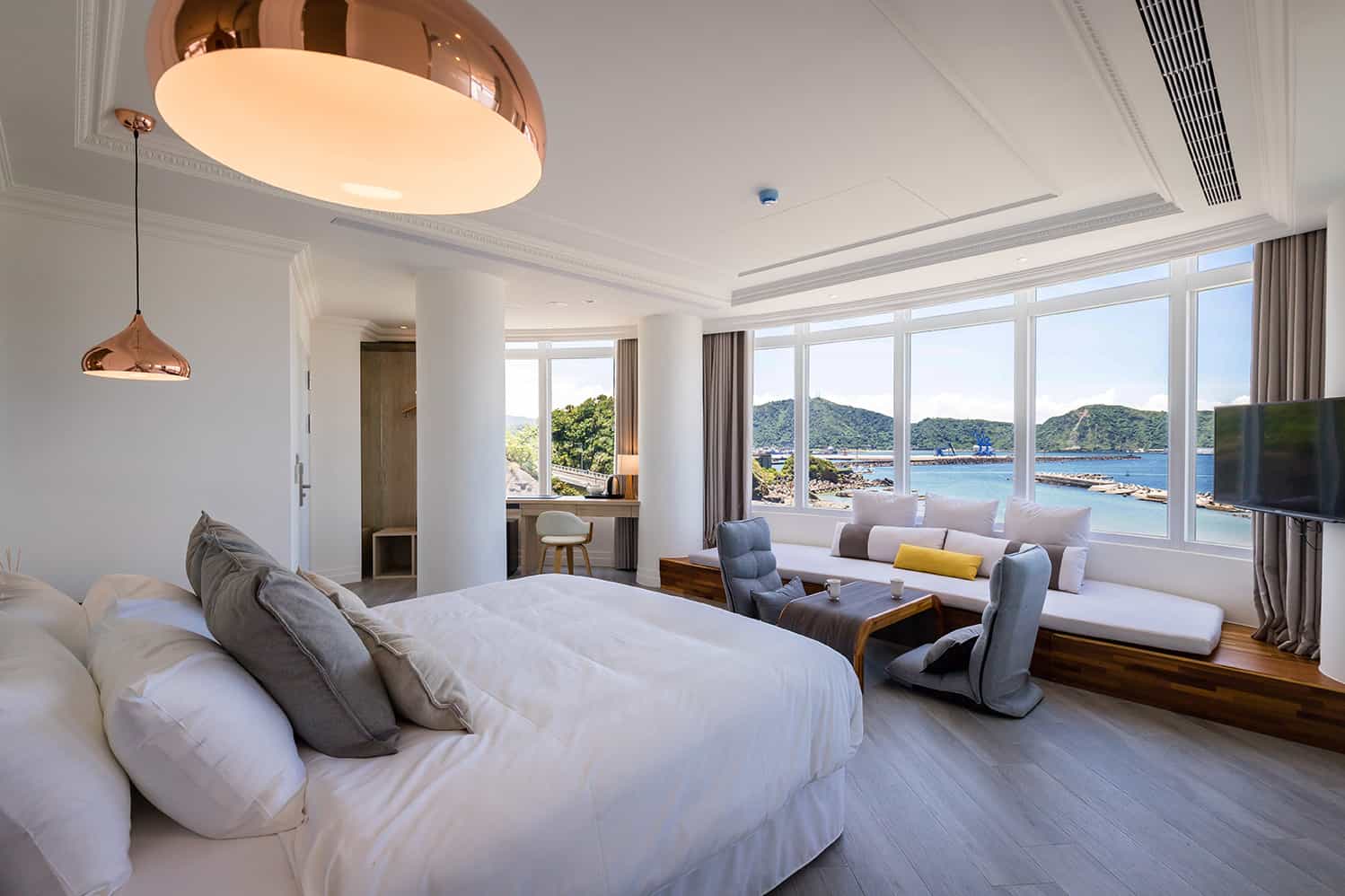 Brighthouse-Ocean-Mountain-View-Room-08.jpg