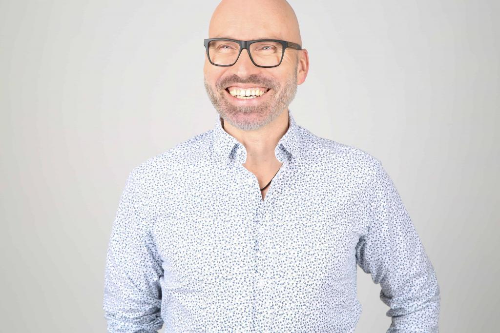 Lars Gutzeit: Zertifizierter Hypnosetherapeut NGH, zertifizierter Hypnose Master. Mitglied beim VFP, Heilpraktiker Psychotherapie HPP sowie DHI-Gründer und -Hypnose-Ausbilder – DHI Hypnoseseminare Lars Gutzeit: Zertifizierter Hypnosetherapeut NGH, zertifizierter Hypnose Master. Mitglied beim VFP, Heilpraktiker Psychotherapie HPP sowie DHI-Gründer und -Hypnose-Ausbilder – DHI Hypnoseseminare