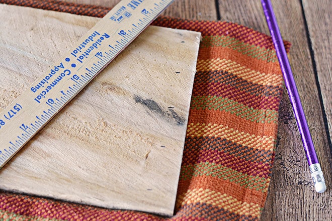 How to Make a Painted Arrow Wood Plank