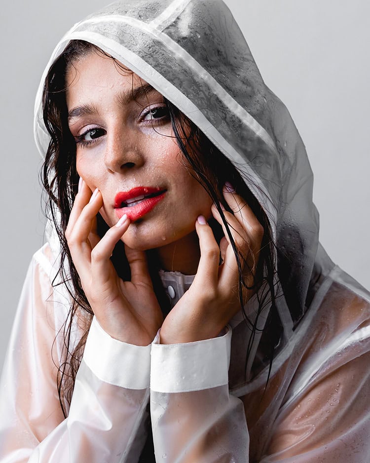editorial-shoot-model-in-rain-photographer-in-berlin-vonloeper