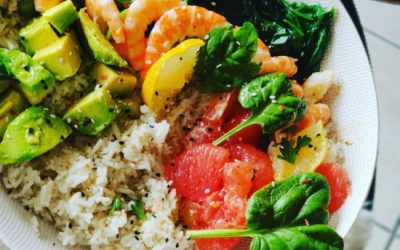 Salade de riz avec avocat et saumon