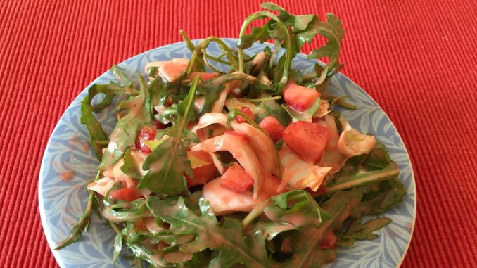 Salat mit Erdbeerdressing
