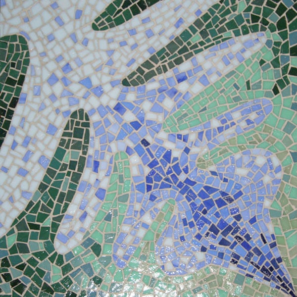 Atelier Mosaïc Concept : mosaïque de fond de bassin en pâtes de verre Albertini
