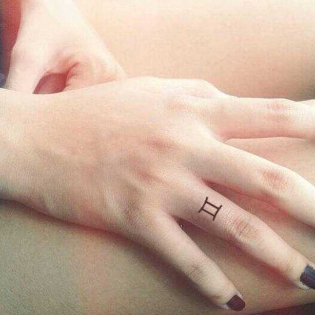 пальце тату близнец