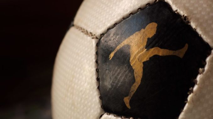 Soccer Ball Un equipo catarí intenta imitar una genialidad de Messi y Suárez… y le sale mal