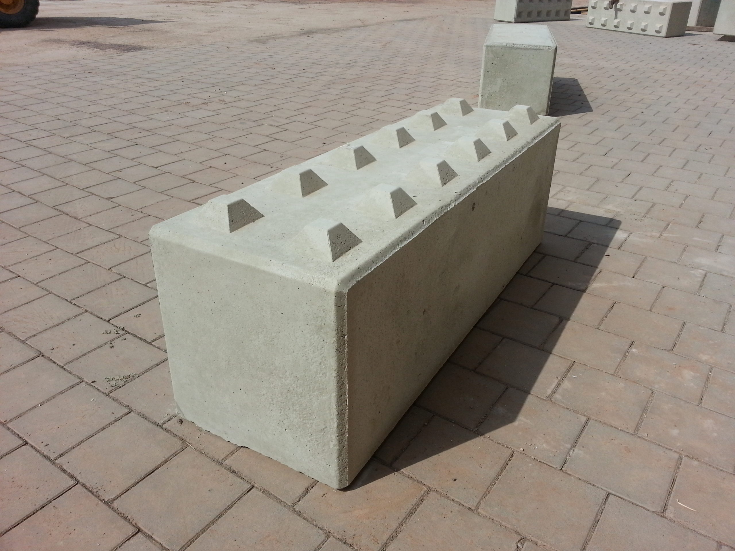 Beton-Schnellbausteine, Betonblocksteine, Betonblock mit Noppen auf ...