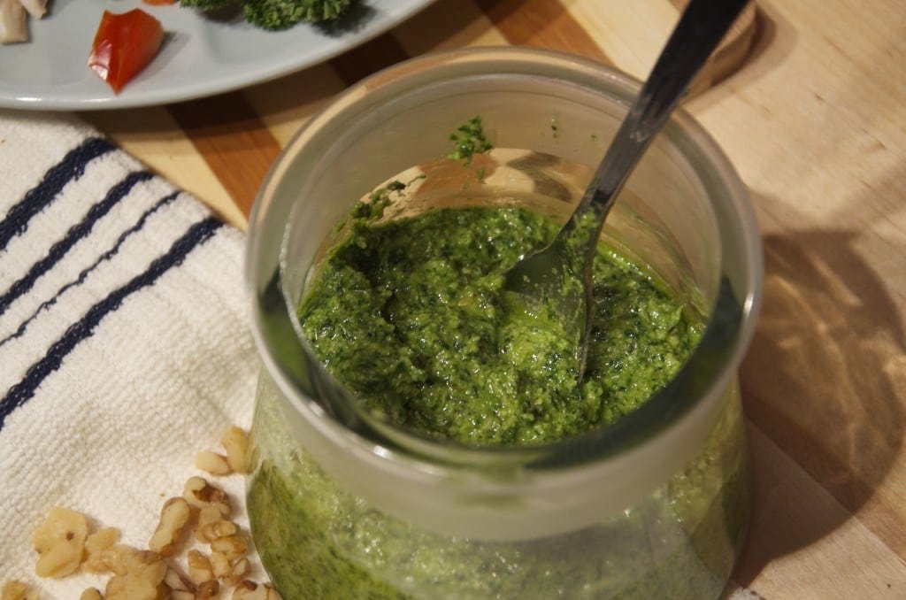 Vegan Kale Walnut Pesto | perfect for pasta, pizza, sandwiches and more