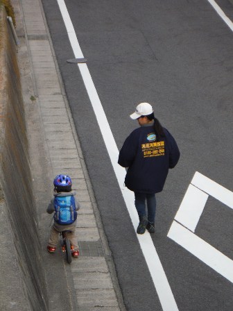 好奇心旺盛な子供と走る、スミス英会話大津校