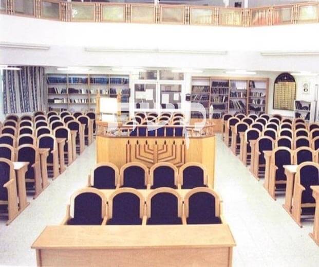 בית כנסת אור חברון, קרית ארבע- קשת רהיטי עץ ומתכת