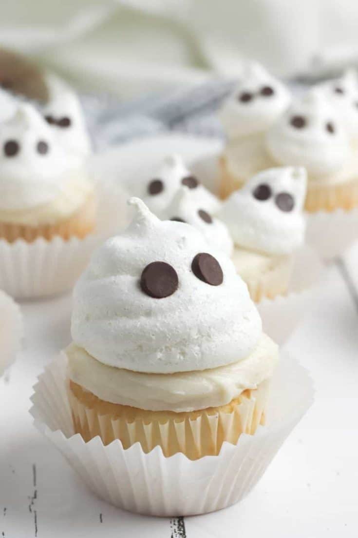 Scare up some cute Halloween fun with these adorable Halloween Ghost Cupcakes. These easy Halloween cupcakes will be the boo-tiful hit with the kids. #ghostcupcakes #halloweencupcakes #halloweensnack