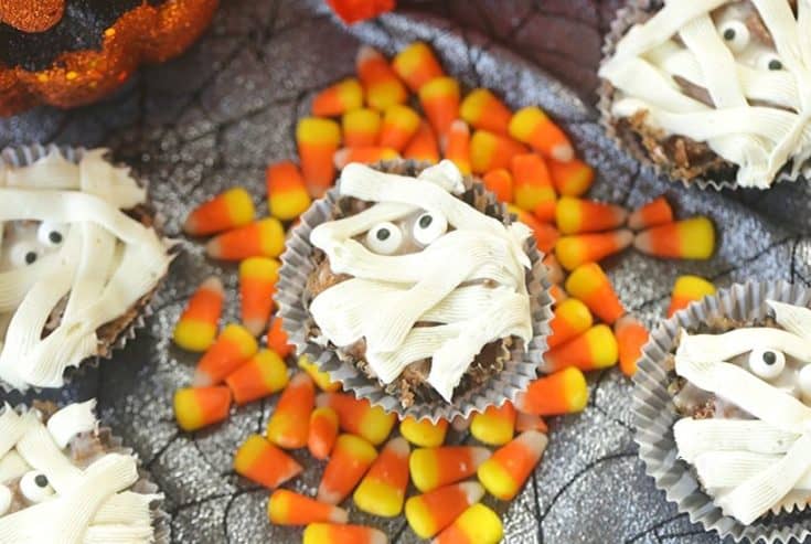 Halloween party on the horizon? These Mummy Bread Cinnamon Sugar Pull-Apart Muffins are easy, delicious and hauntingly fun. These monkey bread muffins will be a huge hit!
