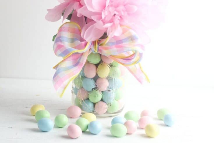 Add a touch of spring to your dining table. This easy Easter Candy Mason Jar Flower Vase is so easy to create. Grab so Easter candy and a mason jar and start crafting. You can make this easy holiday craft in just minutes. #eastercraft #holidaycraft