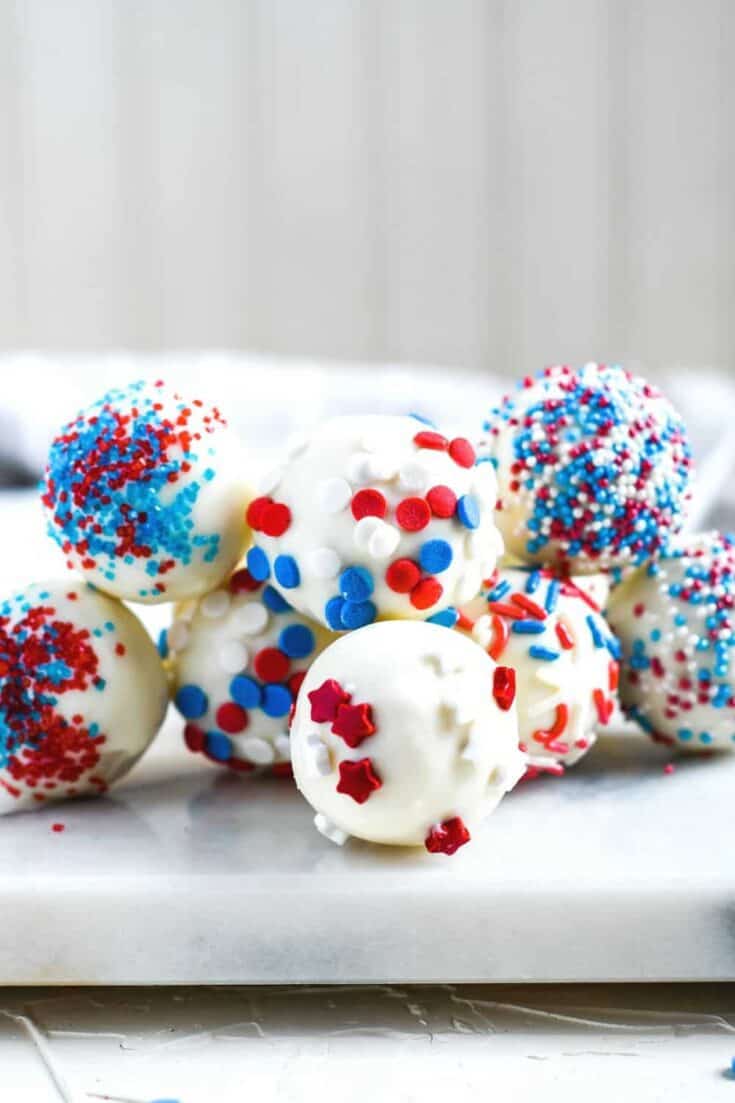 Planning a 4th of July Party or patriotic celebration. These Red White And Blue Cake Pops are a fun summer dessert recipe to make for the party. This Cake Pop recipe is a great July 4th recipe the is easy and delicious.