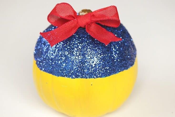 This no-carve Disney Snow White Pumpkin really is the fairest of them all. This easy no-carve pumpkin is a fun Halloween craft for kids. If you love Disney Princesses, then this is a really easy and fun Disney craft to make. Kids will love making this pumpkin craft for Halloween.