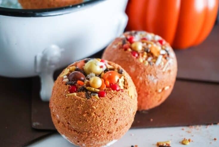 Fall is about all things pumpkin, even when it comes to pampering. Enjoy a relaxing bath with these DIY Pumpkin Spice Bath Bombs Recipe.