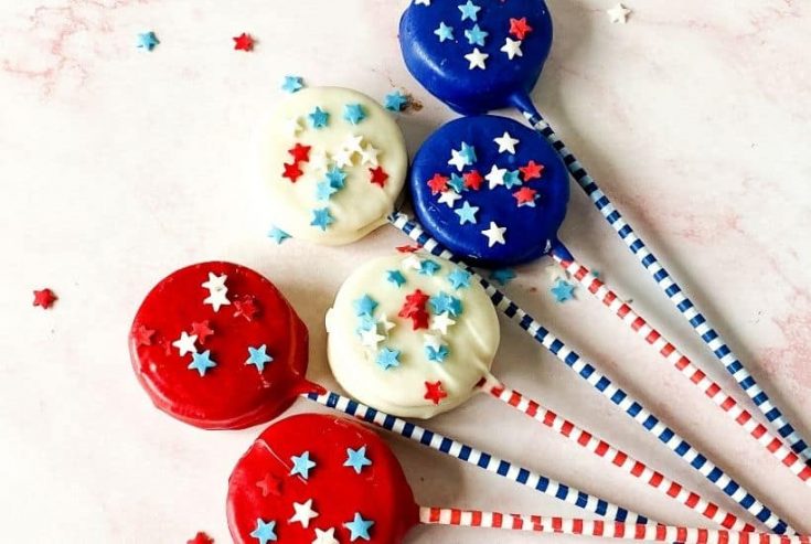 Patriotic Oreo Pops are a fun red, white and blue snack recipe to celebration the 4th of July or Memorial Day. Show you patriotic spirit and whip of a batch of these quick and easy cookie snacks.