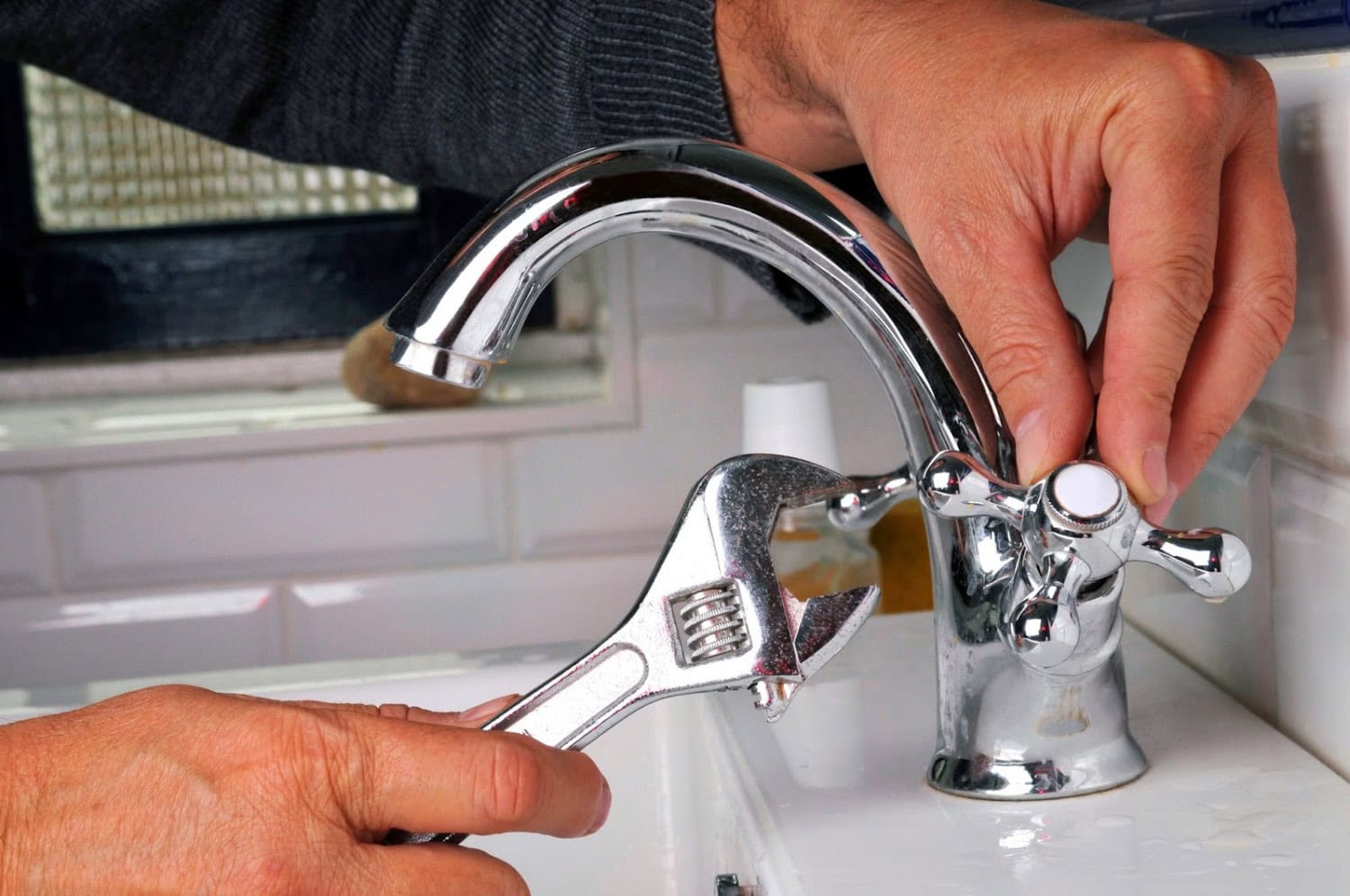 Tháo tay vặn nước một cách dứt khoát